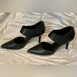 Calvin Klein Neoli sz 9.5 black closed pointed heels with strap & zipper back